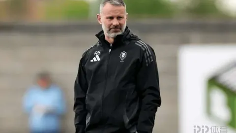 “湖人击败掘金，詹姆斯与约基奇友好交流”